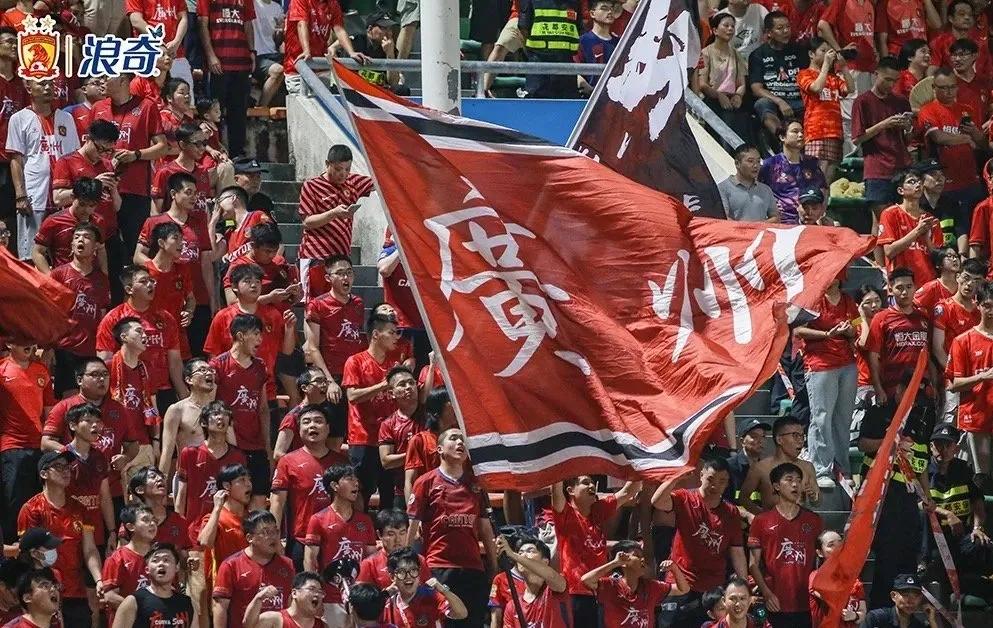天河体育场上演广州德比，恒大与富力激烈对抗
